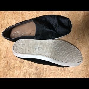 Men’s Toms size 8.5 black fur flats